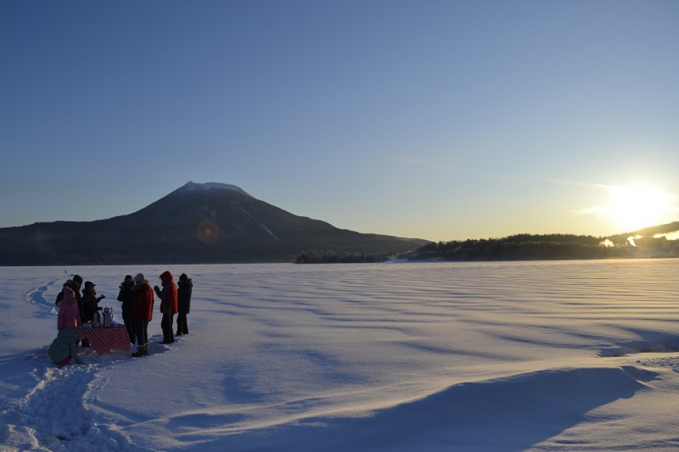 阿寒湖に昇る朝日が楽しめる「モーニングカフェツアー」3,300円。12月から開催予定。