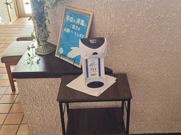 いつでも清潔を保てるよう、随所に消毒液を設置しております