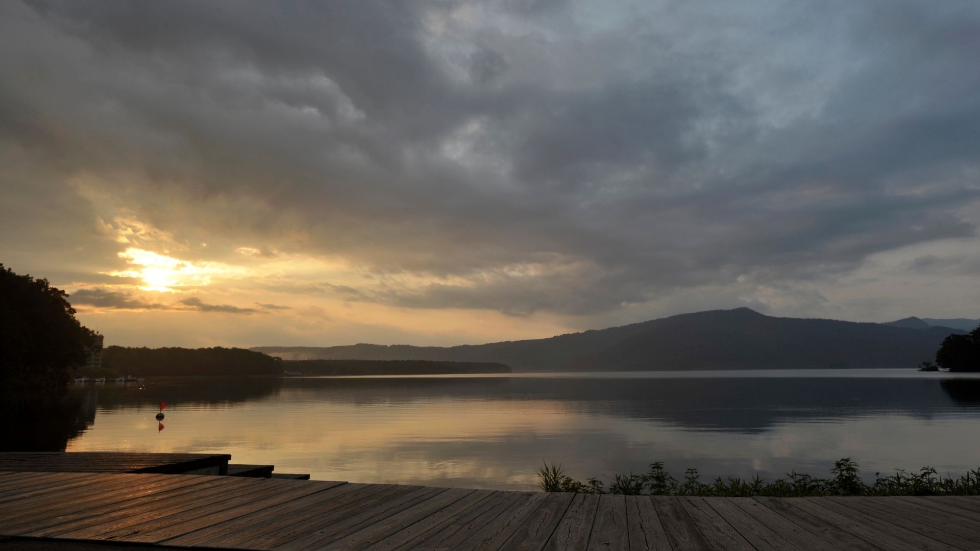 夕暮れの阿寒湖と湖畔の風景、穏やかな水面と空