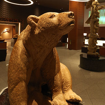 木製クマと魚の彫刻 北峰作 阿寒湖（ゆかりの作家たち | 北海道